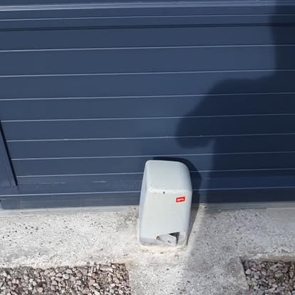 Motoréducteur BFT installé au pied d'un portail à Rouen