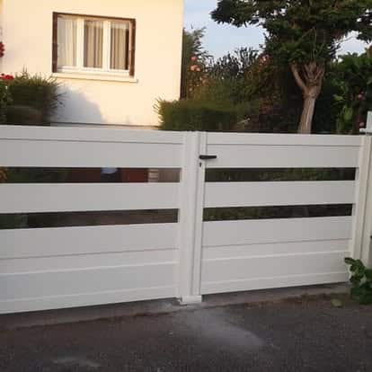 Portail battant aluminium blanc 4 lames installé devant une maison à Bois-Guillaume