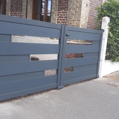 Portail battant gris moderne en aluminium installe en Seine-Maritime