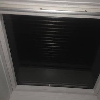 Volet roulant noir installé sur fenêtre de toit Velux à Barentin